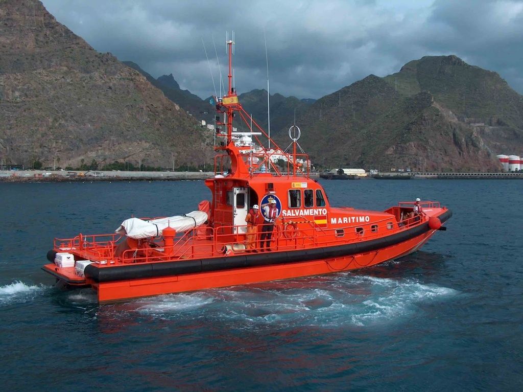 Rescatan a 30 inmigrantes en el Estrecho tras ser avistados por la fragata Reina Sofía